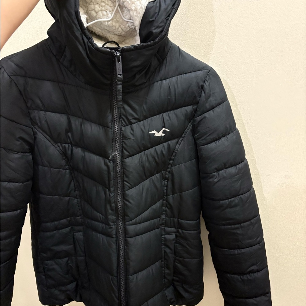 Hollister Black Puffer Jacket with Cream Sherpa Lining
